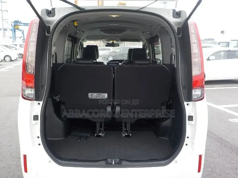 Toyota Esquire 1.8 FWD Hybrid (7 seater) 2017 Off white