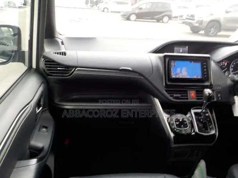 Toyota Esquire 1.8 FWD Hybrid (7 seater) 2017 Off white