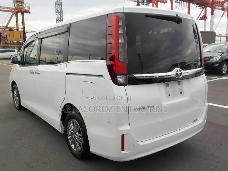 Toyota Esquire 1.8 FWD Hybrid (7 seater) 2017 Off white
