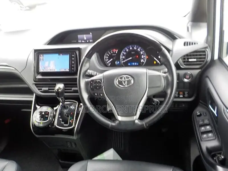 Toyota Esquire 1.8 FWD Hybrid (7 seater) 2017 Off white
