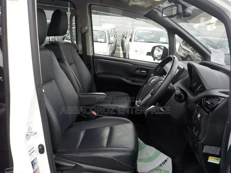 Toyota Esquire 1.8 FWD Hybrid (7 seater) 2017 Off white