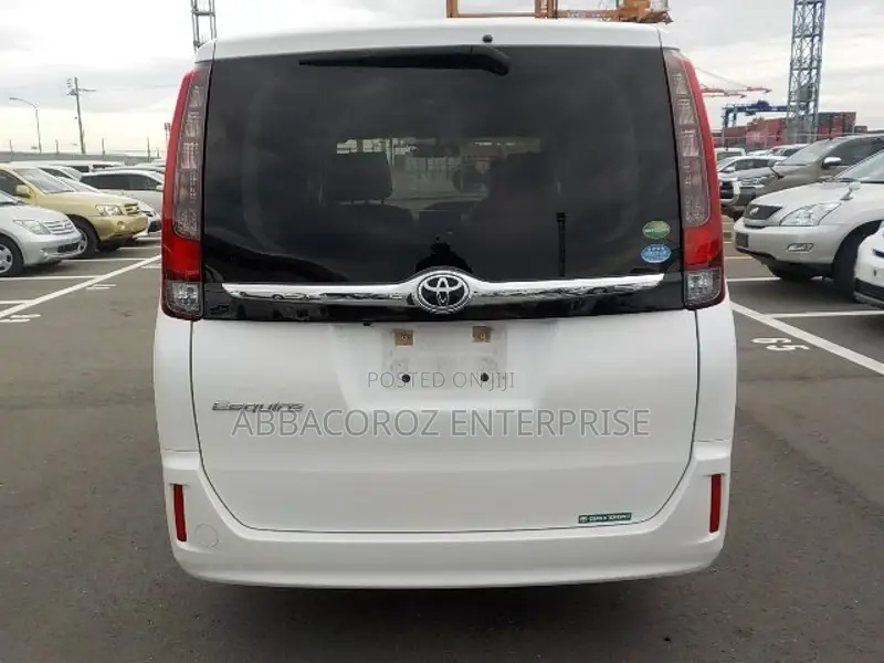 Toyota Esquire 1.8 FWD Hybrid (7 seater) 2017 Off white