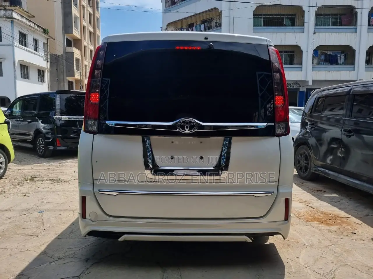 Toyota Esquire 2.0 AWD (8 seater) 2017 White
