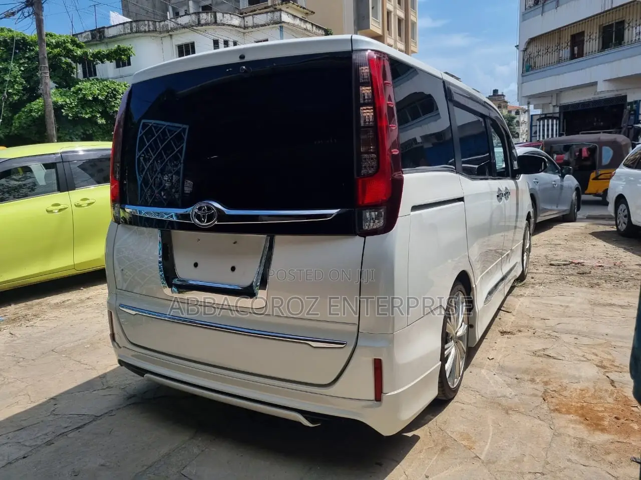 Toyota Esquire 2.0 AWD (8 seater) 2017 White