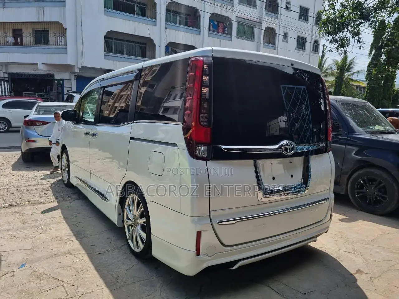 Toyota Esquire 2.0 AWD (8 seater) 2017 White