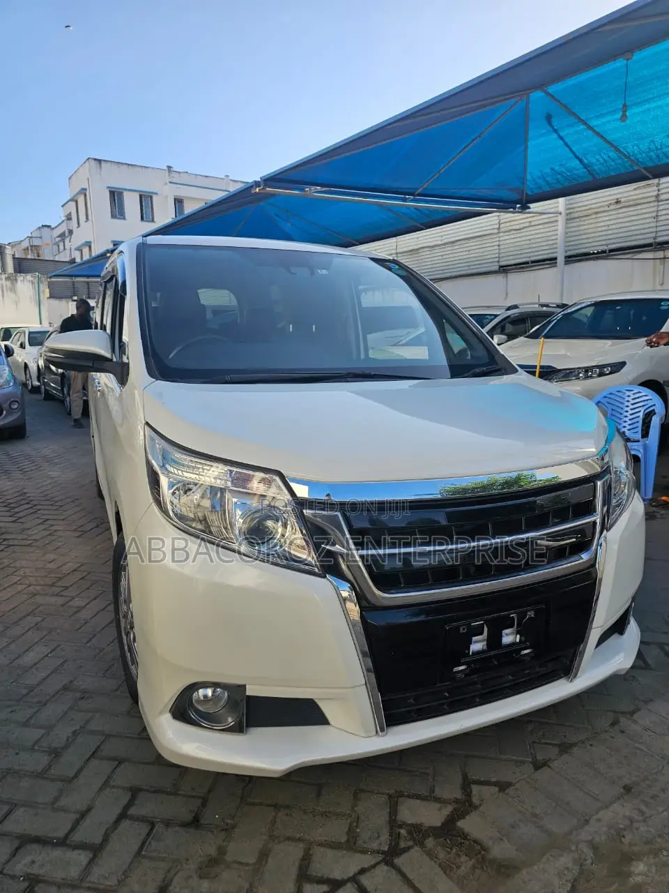 Toyota Esquire 2.0 FWD (7 seater) 2016 Off white