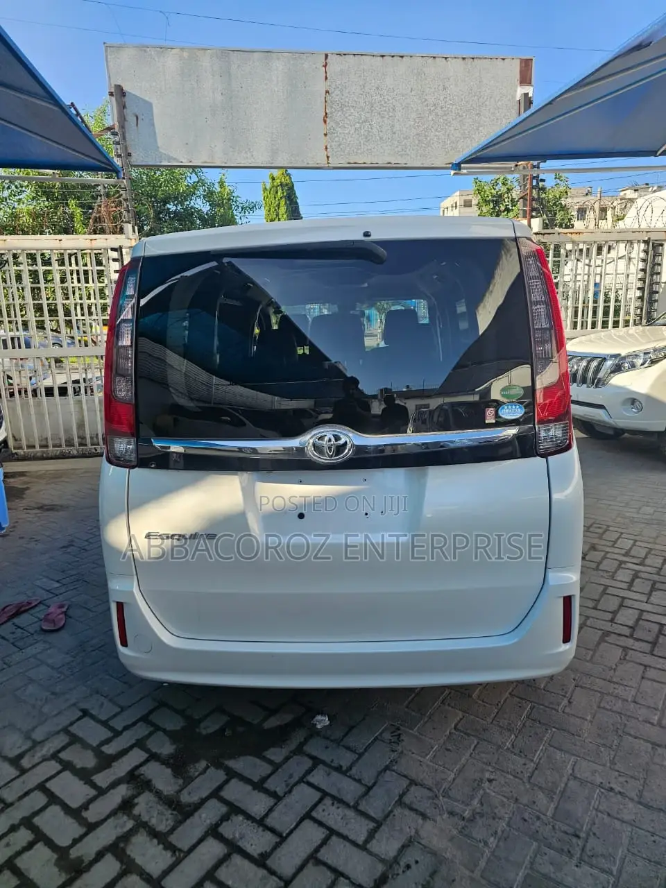 Toyota Esquire 2.0 FWD (7 seater) 2016 Off white