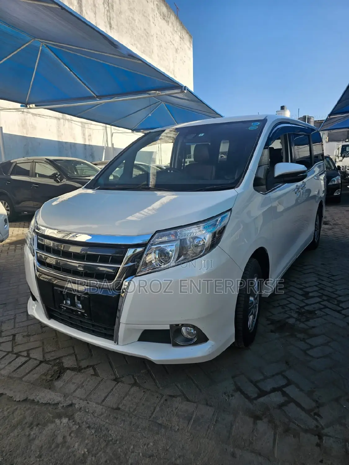 Toyota Esquire 2.0 FWD (7 seater) 2016 Off white