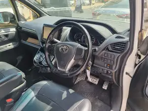 Toyota Esquire 2.0 FWD (7 seater) 2016 Off white