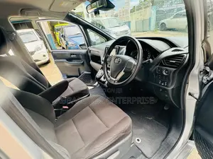 Toyota Esquire 2.0 FWD (8 seater) 2016 Gray