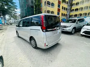 Toyota Esquire 2.0 FWD (8 seater) 2016 Gray