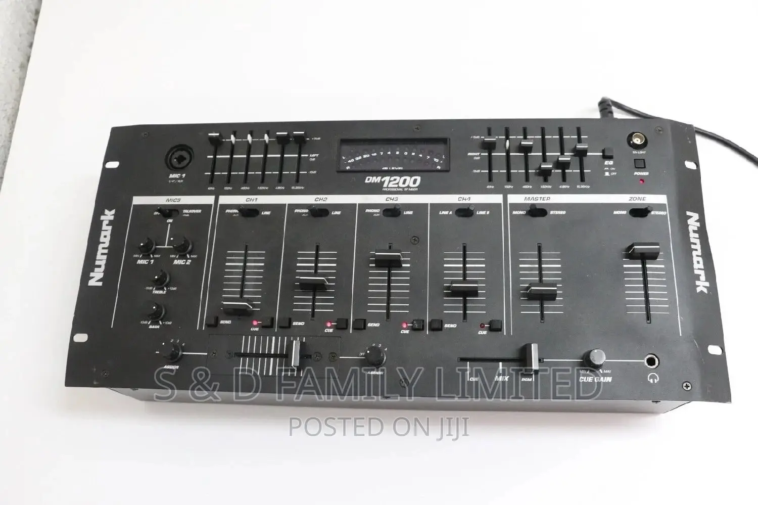 Numark DM1200