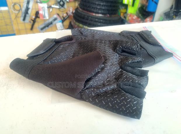 Black Cycling Gloves - thumbnail 2