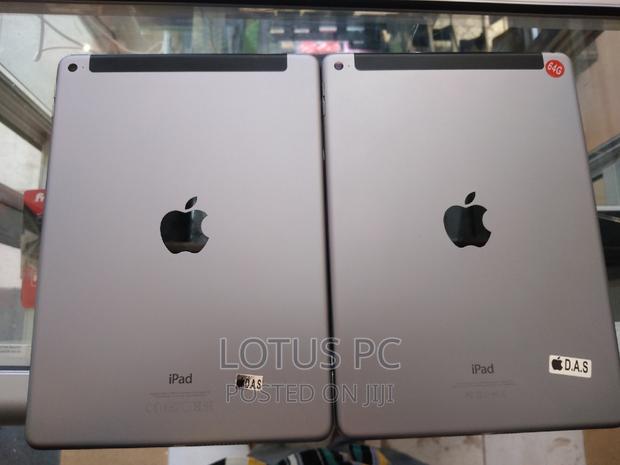 Apple iPad 9.7 64 GB Gray - thumbnail 2