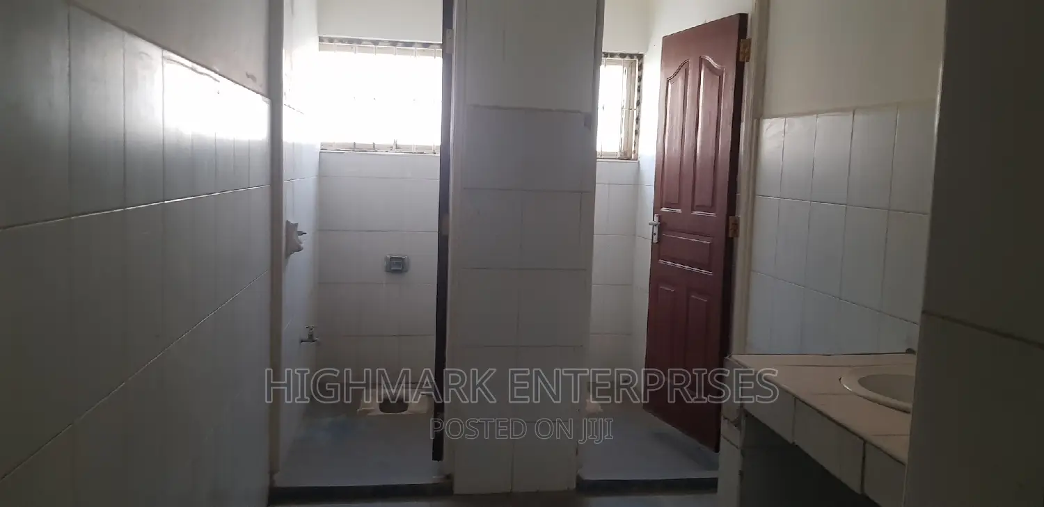5500 Sq Feet Godowns to Let