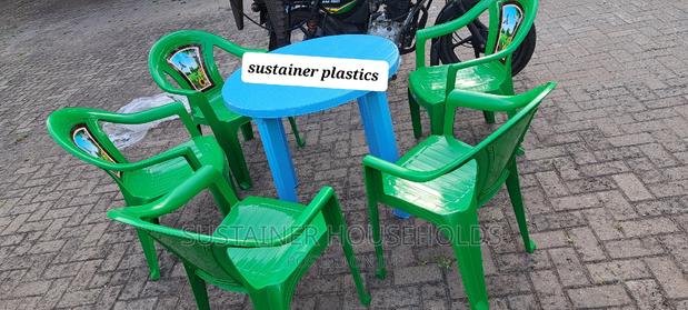 Plastic Round Table and 5 Flower Chairs - thumbnail 2