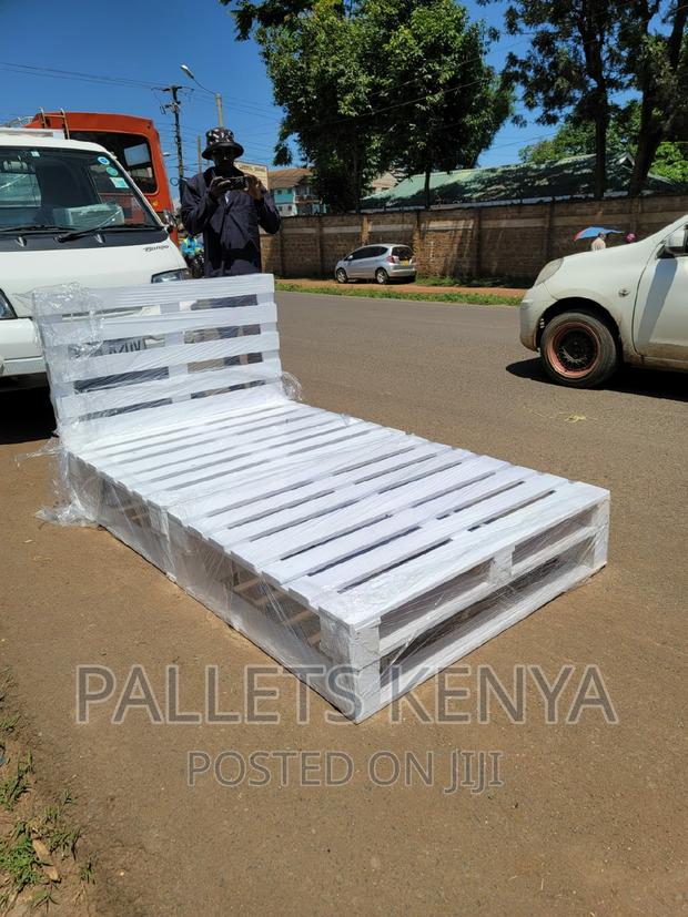 Pallet Bed- 4*6 Premium White Pallet Bed. (#CS15) - main view
