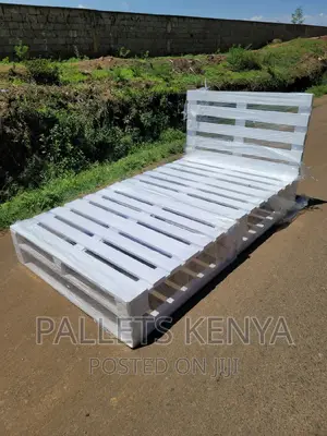 Pallet Bed- 4*6 Premium White Pallet Bed. (#SC16,)