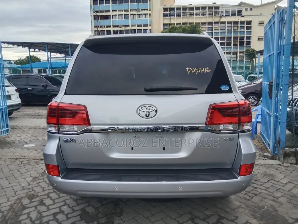 Toyota Land Cruiser 4.6 V8 ZX 2017 Silver