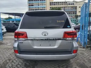 Toyota Land Cruiser 4.6 V8 ZX 2017 Silver