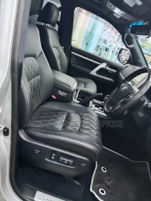 Toyota Land Cruiser 4.6 V8 ZX 2017 Silver