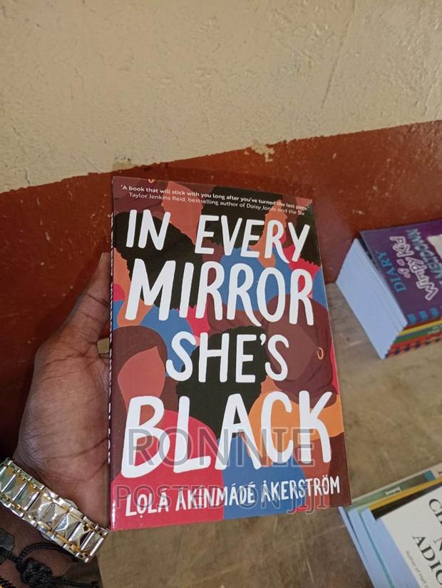 In Every Mirror She's Black: A Novel Book by Lola Akinmade Å