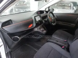 Toyota Sienta 1.5 AWD 2016 Silver