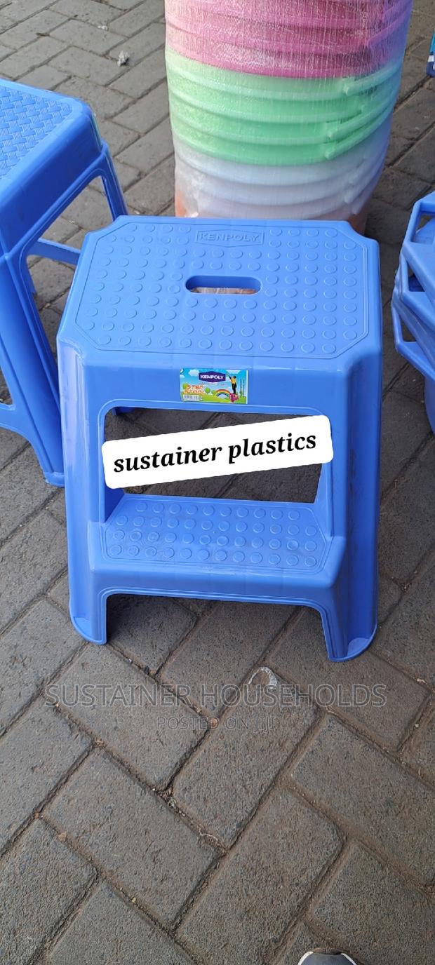 Plastic Stepping Stools - thumbnail 4