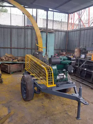 Tractor Driving Feedchopper