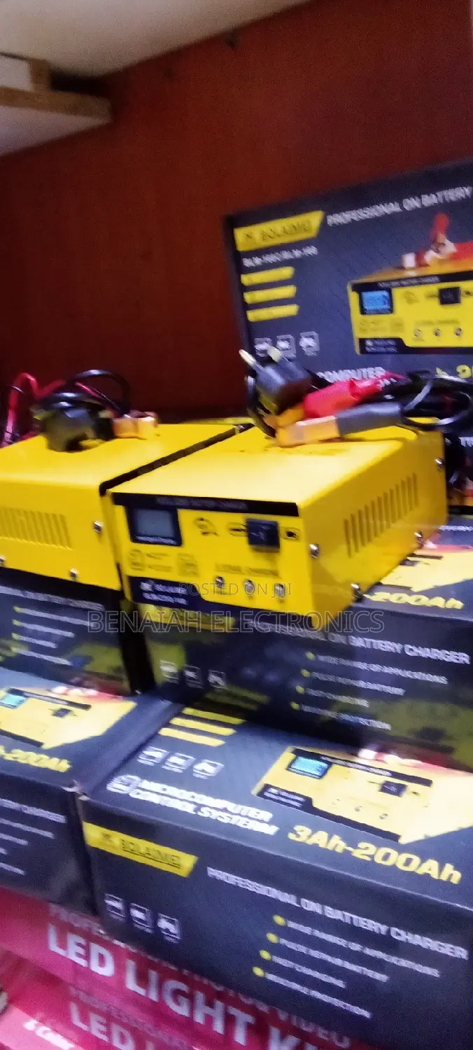 Car Battery Charger for Standard Lead /Acid Battery.12/24 V
