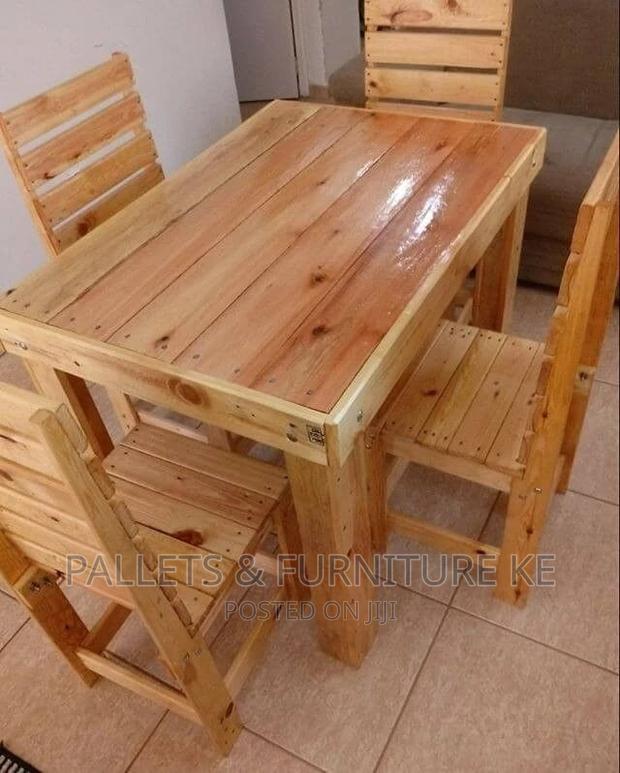 Varnished 4-Seater Dining Set