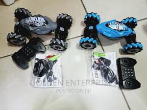 Kid's Rc Stunt Car With Hand Gesture and Controller - thumbnail 2