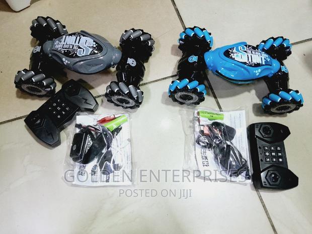 Kid's Rc Stunt Car With Hand Gesture and Controller - main view