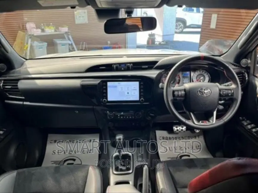Toyota Hilux 2021 White