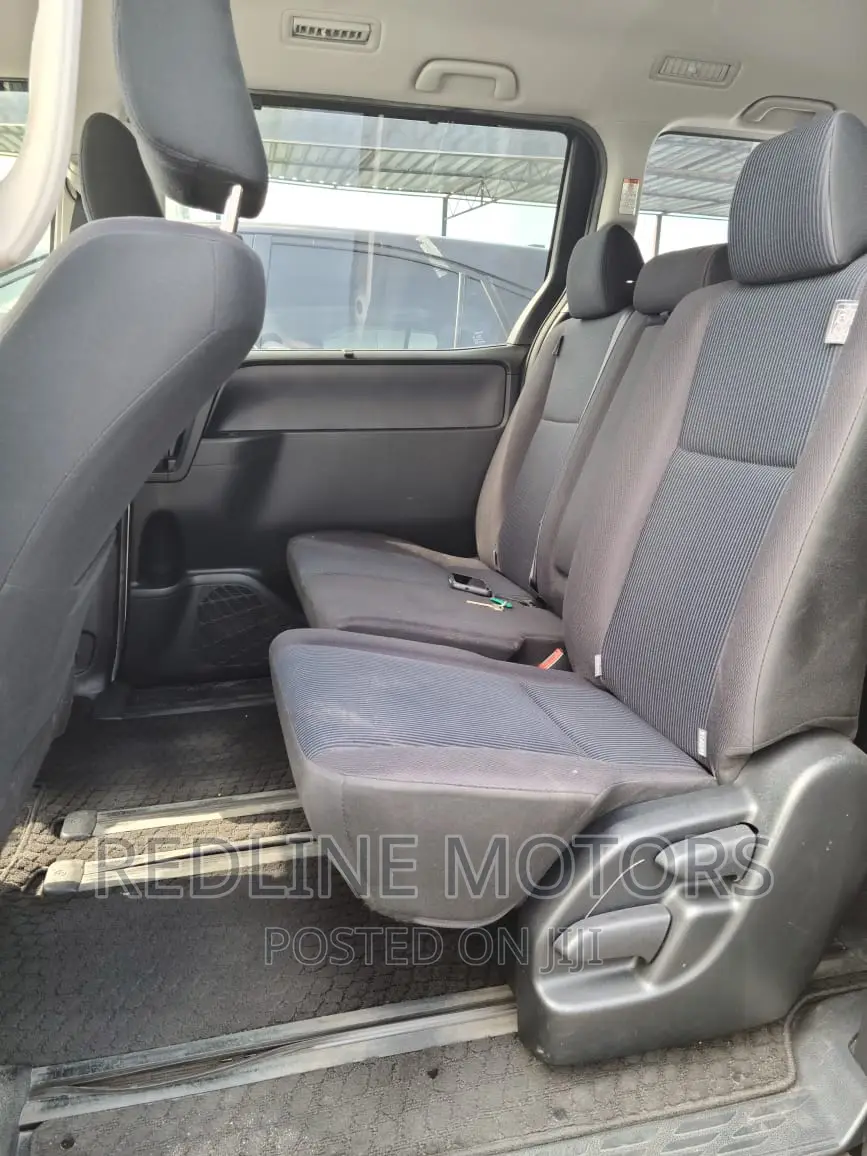 Toyota Voxy 2016 Silver