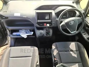 Toyota Voxy 2016 Silver