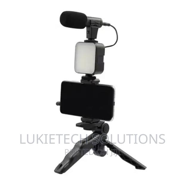 Vlogging Kit With Led Light and Tripod - main view