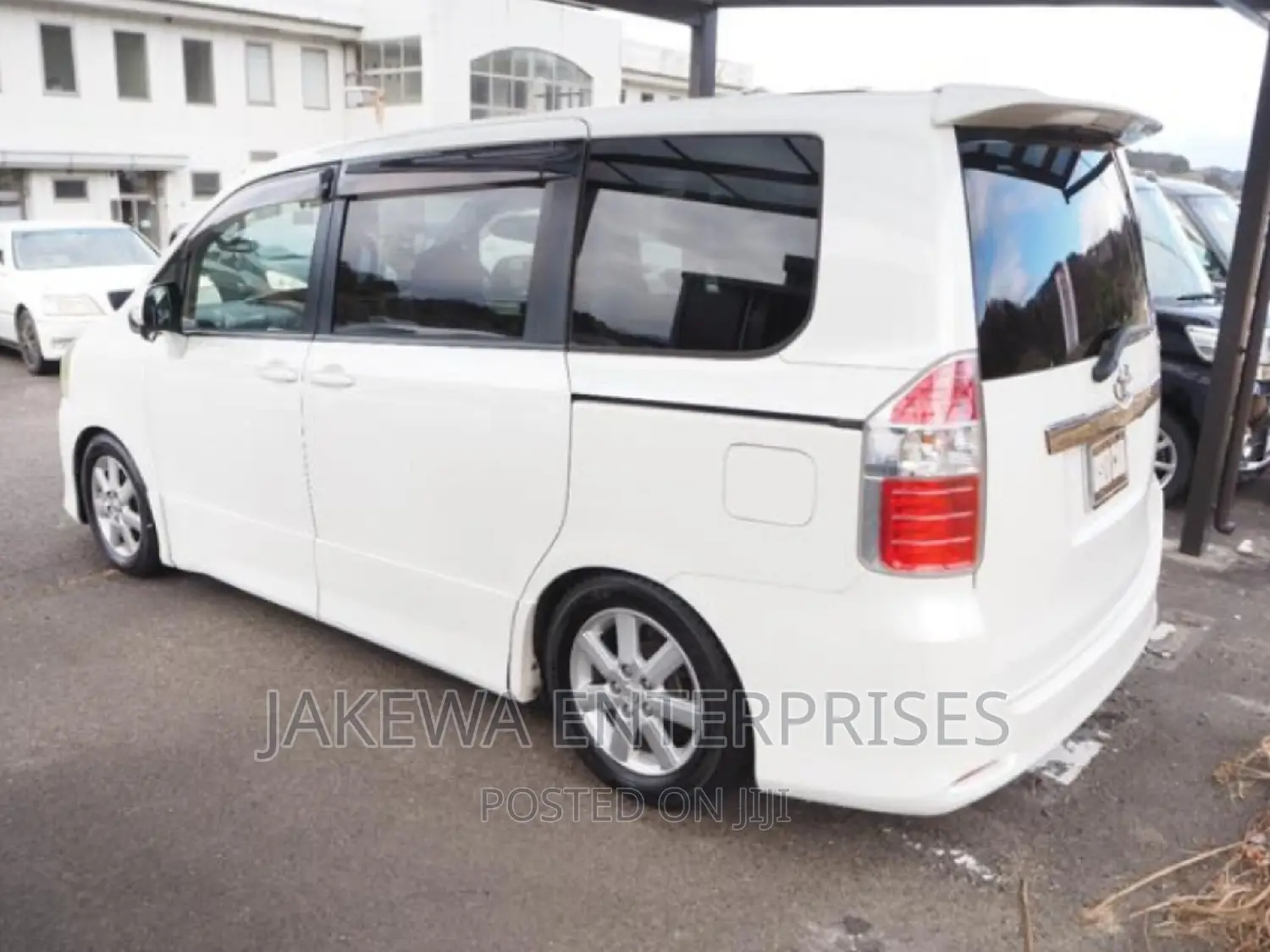 7 Seater Chauffered Voxy Noah for Hire With Music System