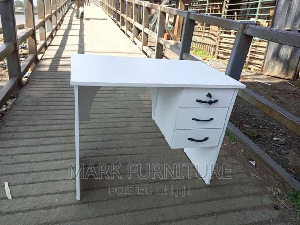 Manicure Table - main view