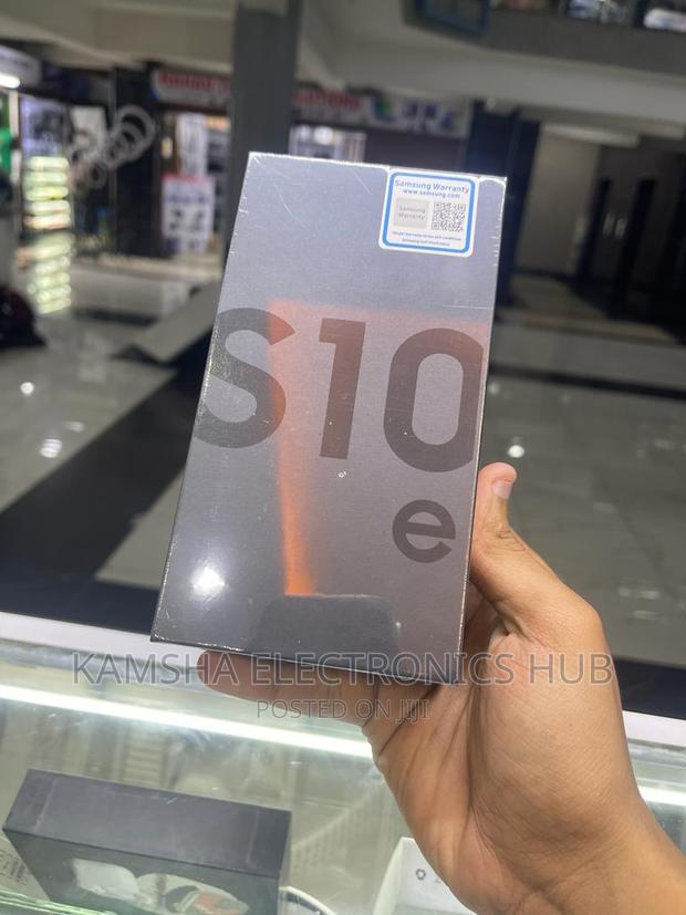 New Samsung Galaxy S10e 128 GB Gray - main view