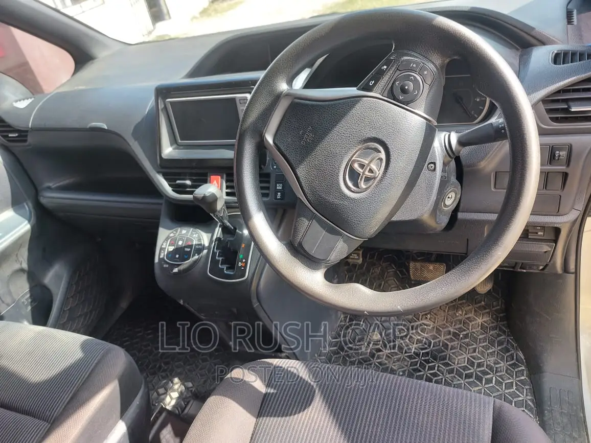 Toyota Voxy SV Premium 2014 Silver