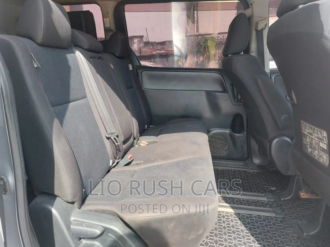Toyota Voxy SV Premium 2014 Silver