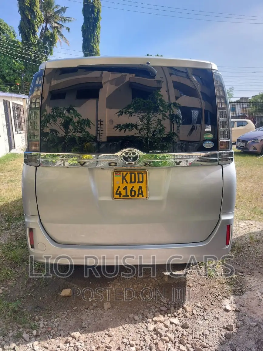 Toyota Voxy SV Premium 2014 Silver
