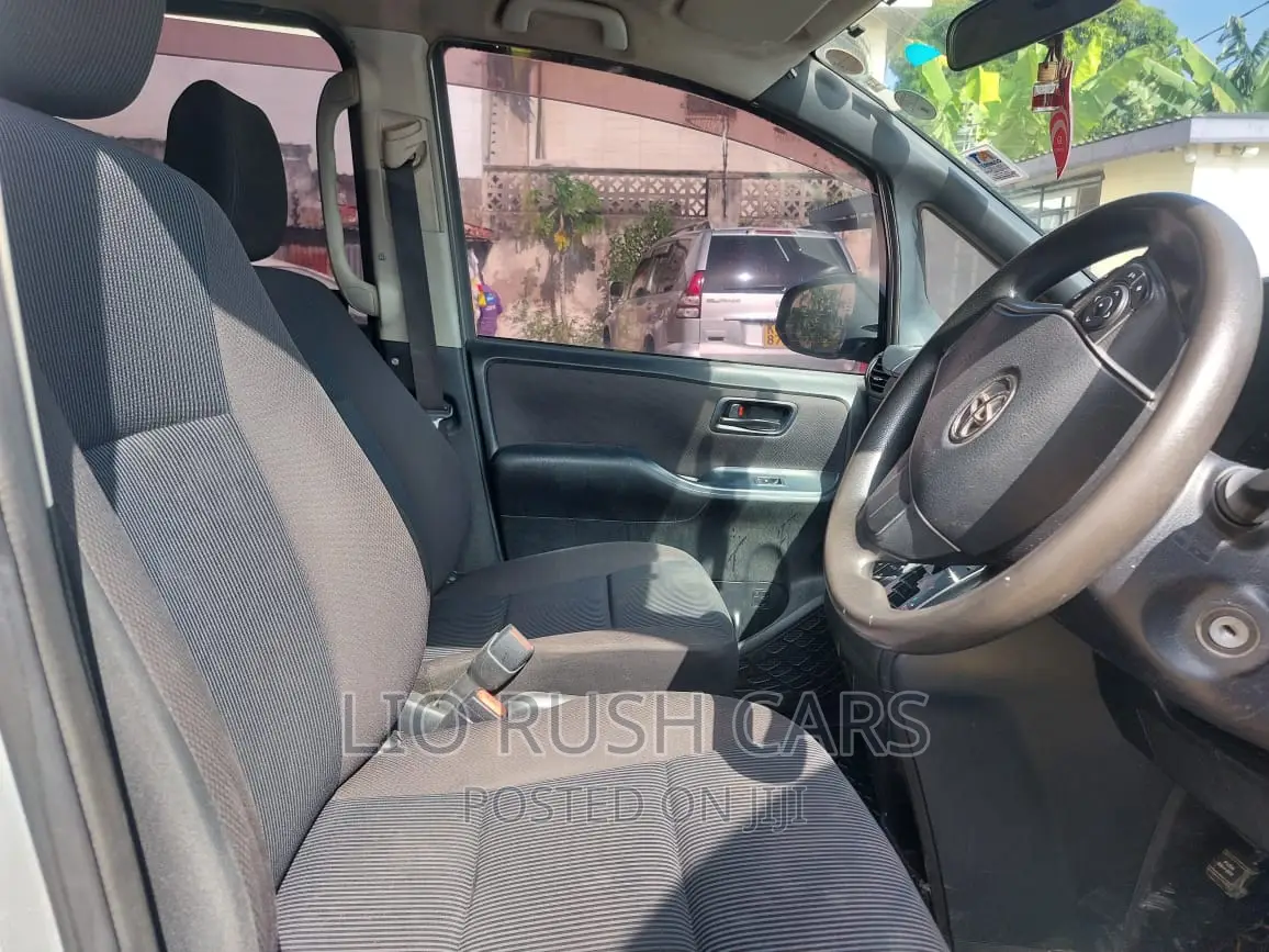 Toyota Voxy SV Premium 2014 Silver