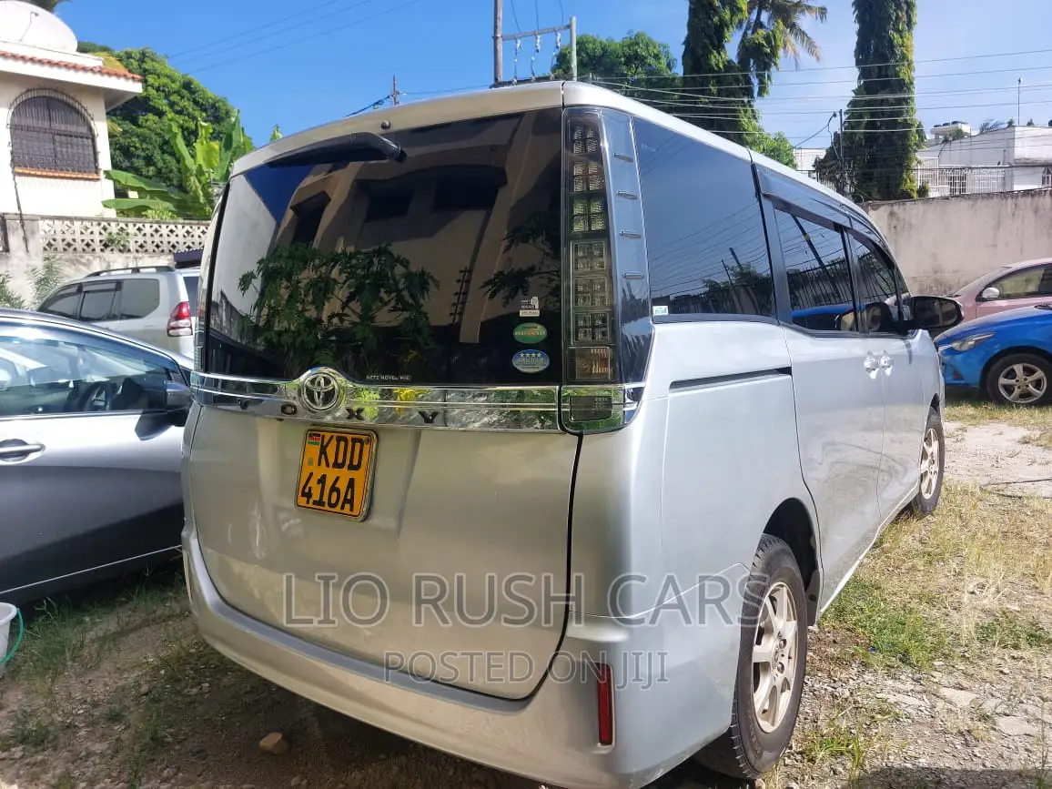 Toyota Voxy SV Premium 2014 Silver