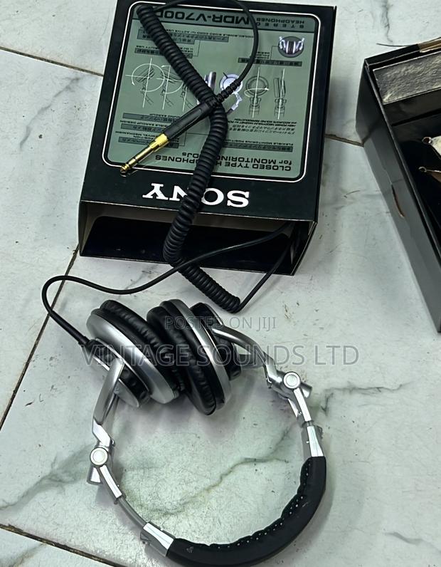 Sony MDR-V700DJ Closed-Back Stereo Monitor Headphone