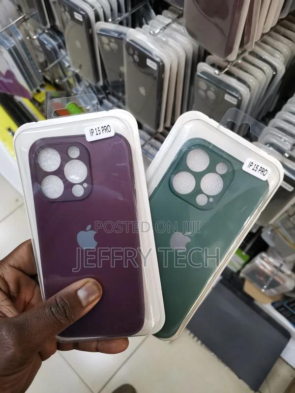 iPhone 15 Pro Cover Green Frosted Glass Hard Silicone Border