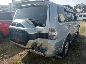 Mitsubishi Pajero 2017 Silver