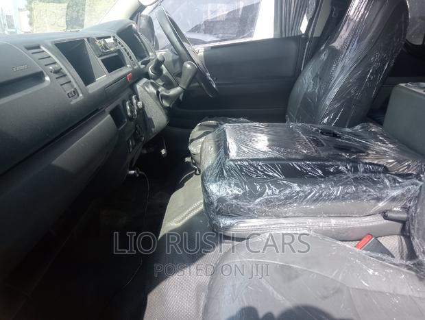 Toyota HiAce 2017 Silver - thumbnail 9