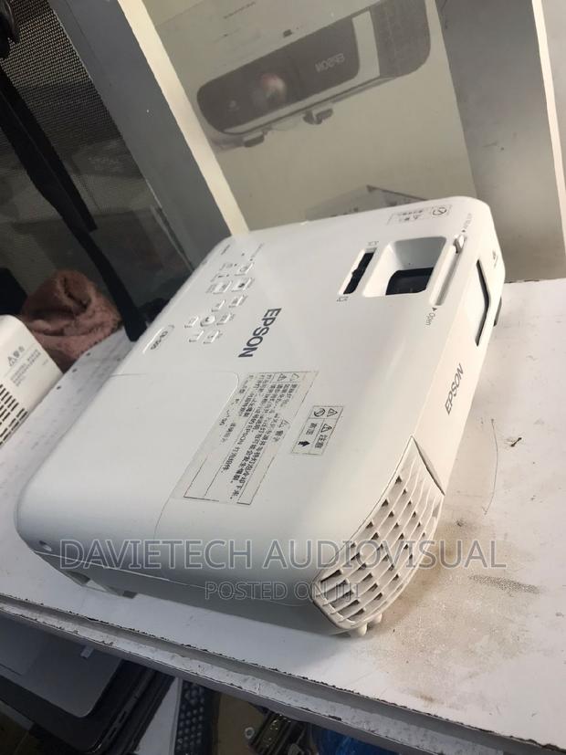 EPSON Cb-S05, 3200 Lumen Projector